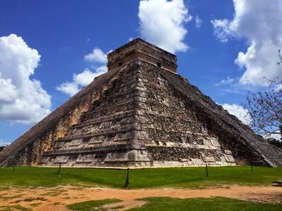 El Castillo at Chichén Itzá — one of the New Seven Wonders of the World and a must-visit from Cancún.